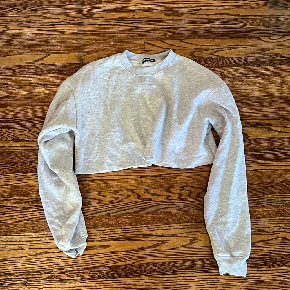Pretty Little Thing cropped gray sweatshirt, oversized sleeves